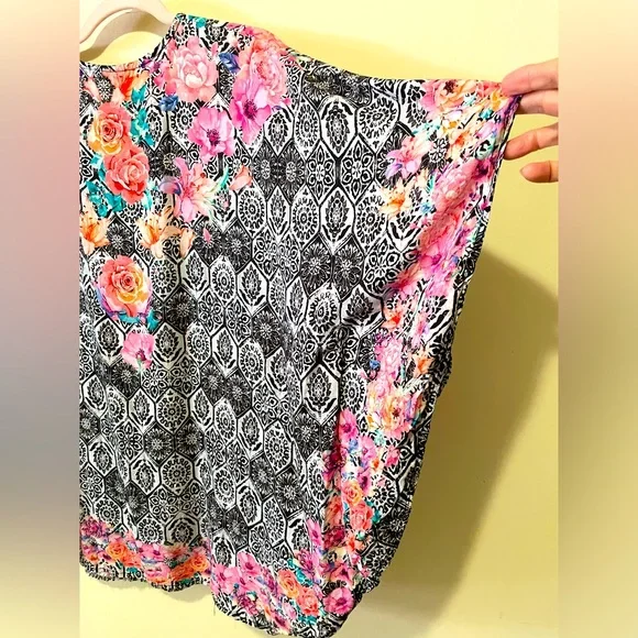 Tolani Collection Black/Pink Floral Boho Geometric Tunic/Poncho. Rayon. Size LP - Picture 5 of 8